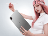 Honor MagicPad 4 mostrado con su lápiz óptico en una imagen promocional