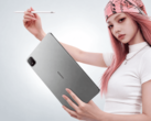 Honor MagicPad 4 mostrado con su lápiz óptico en una imagen promocional