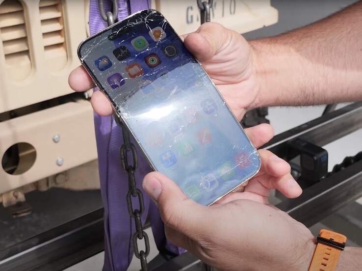 El iPhone Air sufrió grietas y flexiones en la prueba extrema, pero siguió funcionando con normalidad. (Fuente de la imagen: JerryRigEverything en YouTube)
