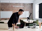 Nuestro autor en una oficina ficticia de Notebookcheck (fuente de la imagen: generada por Vidu.com)