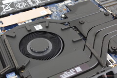 Los grandes ventiladores de ~65 mm y los largos conductos de calor contribuyen a que el ruido y las temperaturas del Omen 17 sean relativamente bajos (Fuente de la imagen: Notebookcheck)