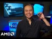 El vicepresidente senior y director general de AMD, Jack Huynh, sosteniendo una CPU Ryzen para juegos.