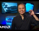 El vicepresidente senior y director general de AMD, Jack Huynh, sosteniendo una CPU Ryzen para juegos.