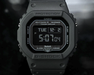 Un primer plano de la pantalla del Casio G-Shock GW-BX5600-1A1, sobre un fondo oscuro.
