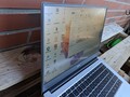 Honor MagicBook 14 en uso al aire libre
