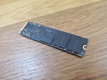 Chips adicionales en la parte inferior del SSD debido a la gran capacidad de 2 TB. Asegúrate de que tu sistema anfitrión pueda soportar la altura extra