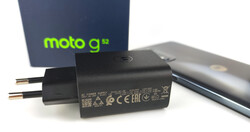 El Motorola Moto G52 viene con un cargador.