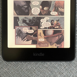 Decoloración amarilla visible en la unidad de revisión Kindle Colorsoft de The Verge. (Fuente de la imagen: The Verge, Andrew Liszewski)