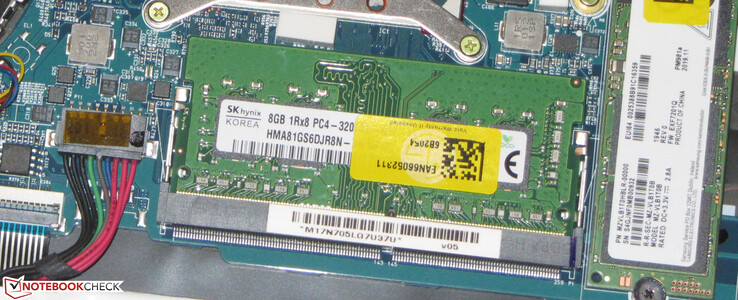 Una ranura de la memoria de trabajo de Gram está ocupada con un módulo de 8 GB y otra de 8 GB está soldada. El almacenamiento funciona en modo de doble canal.