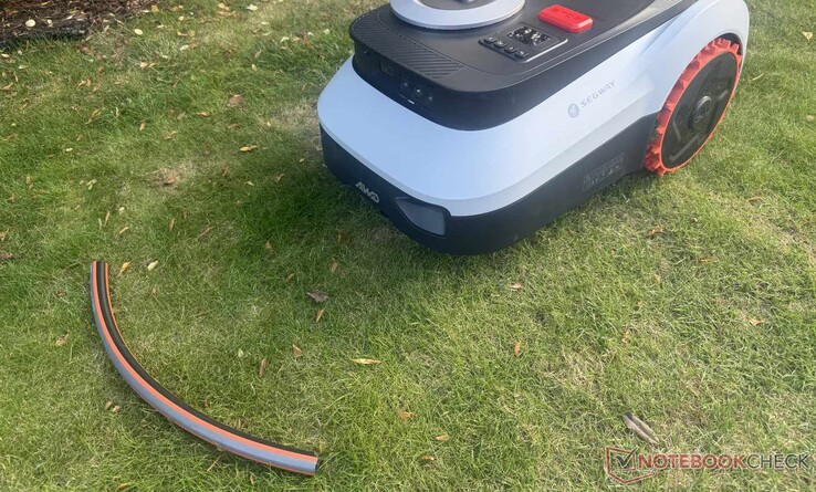 El Navimow i2 LiDAR Pro detectó de forma fiable el trozo de manguera de jardín durante las pruebas.