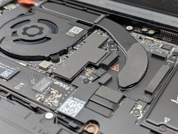 La pequeña solución de refrigeración nos tiene un poco preocupados por el ruido del ventilador, que era un punto de fricción en el portátil original 13.5