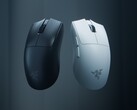 Ratón inalámbrico para juegos Razer Viper V4 Pro mostrado en blanco y negro