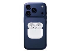 Render no oficial del iPhone 17 Pro con AirPods 4. (Fuente de la imagen: @Skyfops en X y Apple, editado)