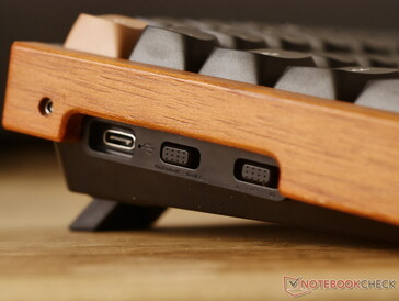 Conmutadores de hardware Keychron K4 HE para los modos de sistema operativo y conectividad.