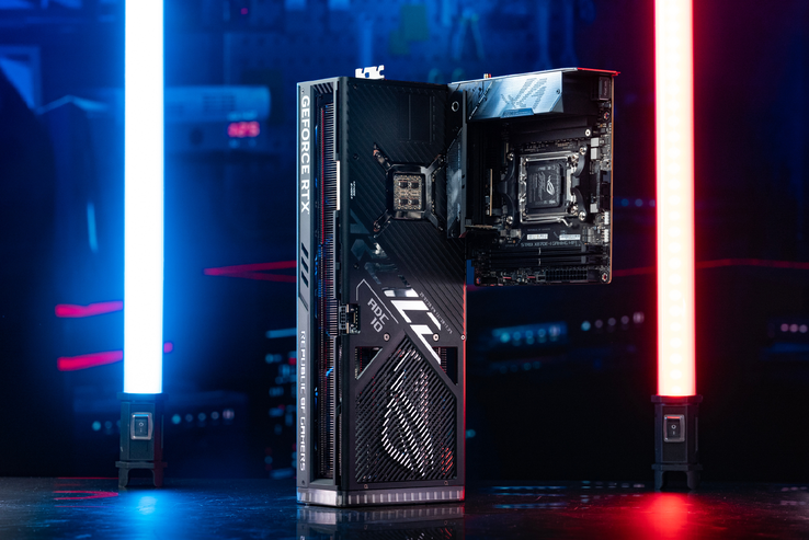 Asus GeForce modelo RTX 4090 junto a una placa base mini-ITX (imagen vía Asus)