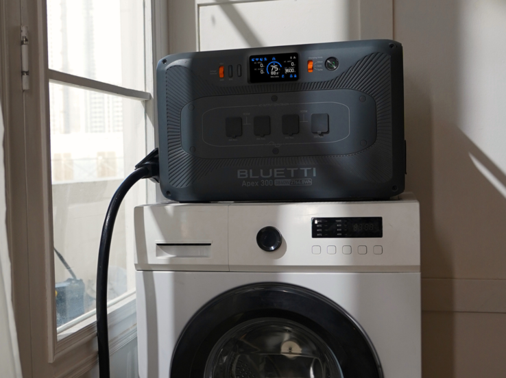La central eléctrica portátil Bluetti Apex 300 es capaz de alimentar aparatos de gran potencia como la lavadora (Fuente de la imagen: Bluetti)