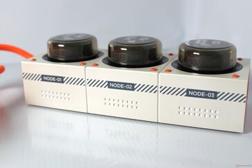 ...y "Nodo 01", "Nodo 02" y "Nodo 03" en el otro.