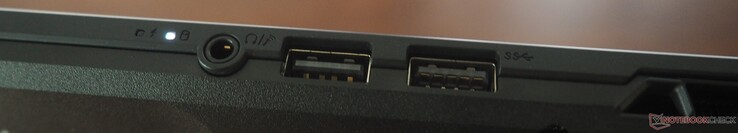 Lado derecho: audio de 3,5 mm, USB-A 2.0, USB-A 3.2 Gen1