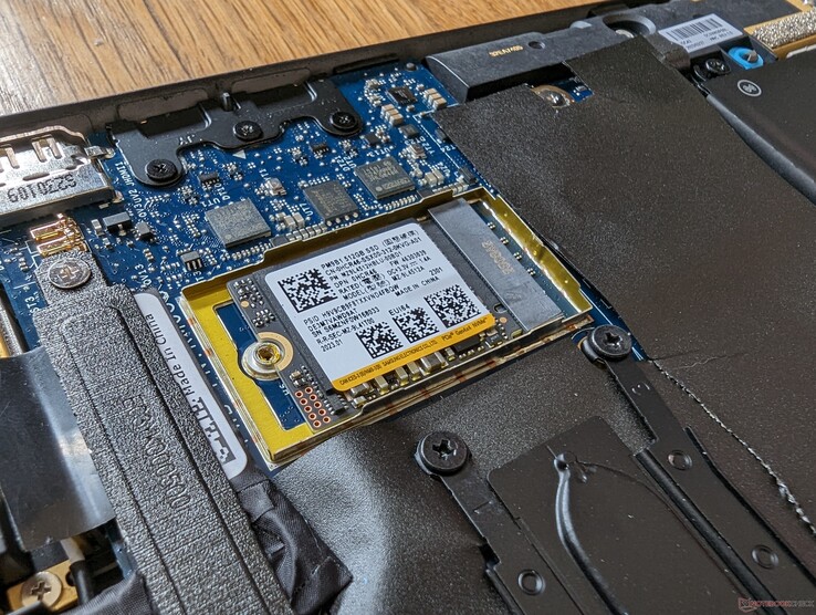 Latitude 7440 utiliza unidades SSD M.2 2242 más cortas en lugar de las 2280 más estándar