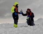 Los investigadores Mariam Naseem y Marc Neveu toman muestras y embotellan salmuera del hielo marino en la Antártida