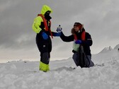 Los investigadores Mariam Naseem y Marc Neveu toman muestras y embotellan salmuera del hielo marino en la Antártida