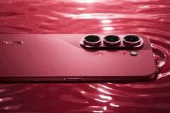 El Tecno Camon Slim 5G es solo ligeramente más grueso que el iPhone Air, pero cuenta con una batería que es casi el doble de grande.