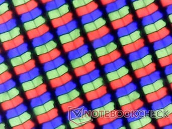 Un arreglo de subpíxeles RGB con superposición sensible al tacto. No hay problemas de granularidad como en muchos paneles mate