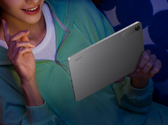 La Redmi Pad 2 SE está disponible en Giztop por 229 dólares. En la imagen: una imagen promocional que muestra el diseño trasero de la tableta.