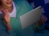 La Redmi Pad 2 SE está disponible en Giztop por 229 dólares. En la imagen: una imagen promocional que muestra el diseño trasero de la tableta.