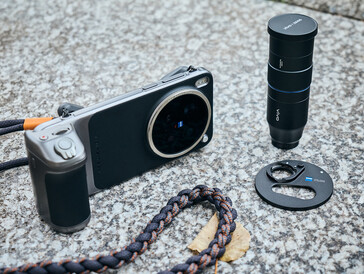 La X300 Pro con el kit de agarre y el teleconvertidor (fuente de la imagen: Alex Wätzel)