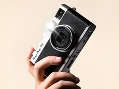 Se le perdonaría que confundiera la Camp Snap CS-Pro (en la foto) con una imitación de la Fuji X100VI (Fuente de la imagen: Camp Snap)