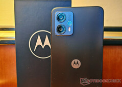 El Moto G23, en la imagen, tiene un diseño minimalista. (Fuente de la imagen: Notebookcheck)