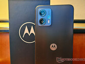 El Moto G23, en la imagen, tiene un diseño minimalista. (Fuente de la imagen: Notebookcheck)