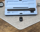 Elgato Wave Go en primer plano, con el estuche y dos competidores al fondo