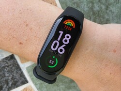 La Xiaomi Mi Smart Band 7 es ligera y resistente al agua