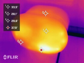 El punto caliente de la parte delantera no está precisamente fresco, a 38 °C.