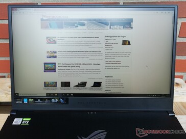 Asus ROG Zephyrus S17 uso en el exterior