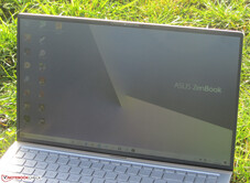 El ZenBook al aire libre (tiempo soleado; luz solar indirecta desde detrás de la pantalla)