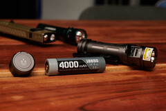 Loop Gear SK06 con una batería 18650 y tapa trasera magnética