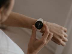 La captura de pantalla del gráfico de la aplicación Garmin también mostraba las tendencias de la frecuencia cardiaca, el estado de la VFC y los niveles de batería corporal a lo largo de las semanas. En la imagen: un reloj inteligente Garmin. (Fuente de la imagen: Káplár Bálint Áron en Unsplash)