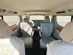 Interior de un Volkswagen ID.Buzz con sillón de capitán (Fuente de la imagen: Kirsten Alana)