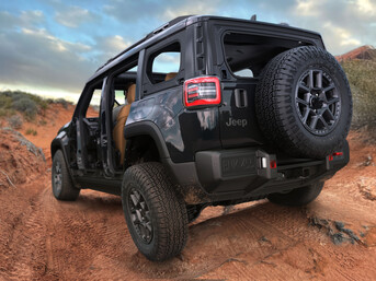 El robusto acabado Moab del Jeep Recon incorpora neumáticos todoterreno de 33 pulgadas y una rueda de repuesto montada en el exterior. (Fuente de la imagen: Jeep)