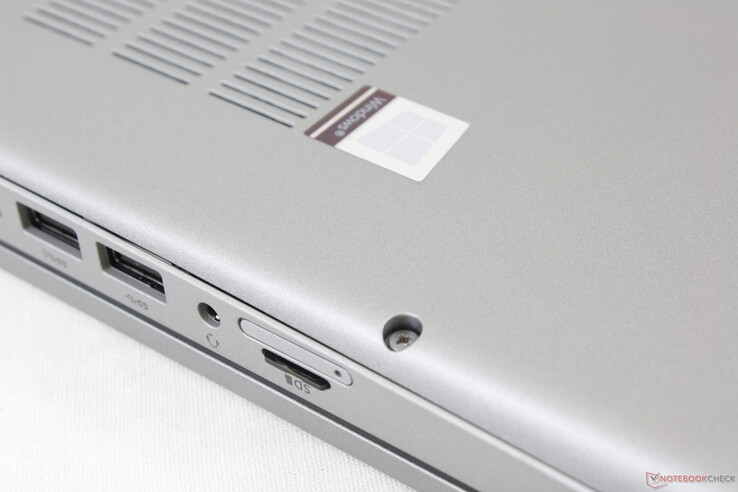 El lector de MicroSD con resorte funciona tan rápido como en la última generación del Precision 3530.