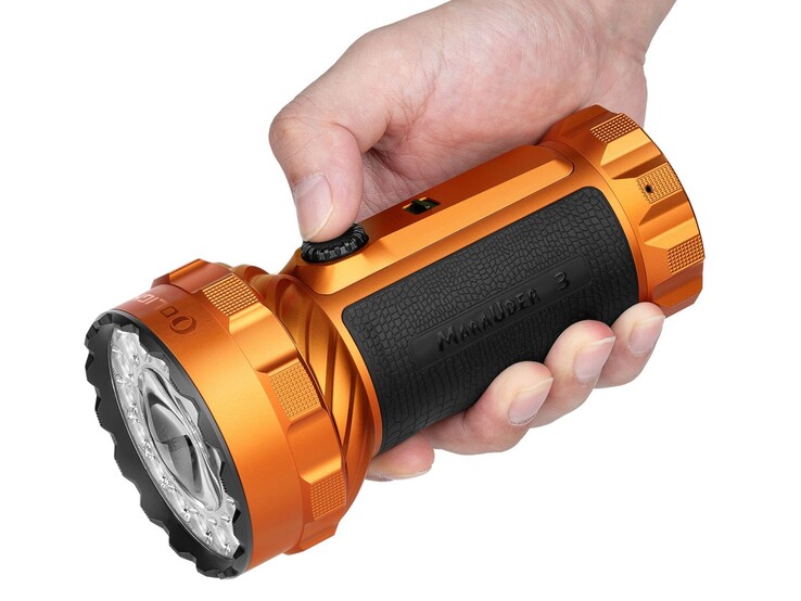 La Olight Marauder 3 cuenta con una empuñadura recubierta de silicona.