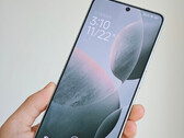 El Redmi K70E, que aparece aquí en una foto de un vídeo filtrado, se lanzará probablemente a nivel mundial como Poco F6. (Imagen: Weibo)