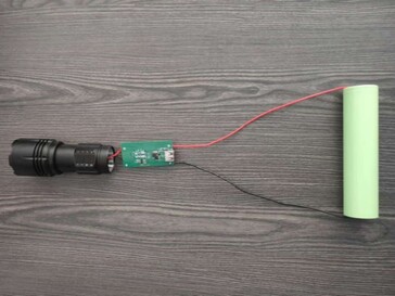 Esta linterna viene con una pila de iones de sodio