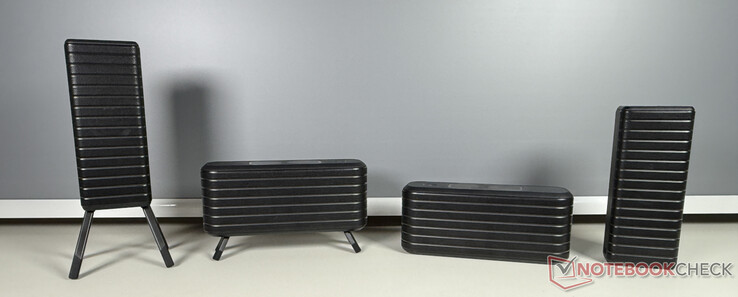 Los cuatro altavoces externos tienen patas desplegables