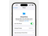 Imagen promocional de Apple's iCloud Drive mostrada en un iPhone sobre fondo blanco. (Fuente de la imagen: Apple)