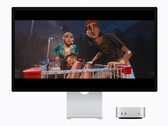 La imagen muestra el nuevo Mac mini M6 junto a una pantalla Studio. Se está reproduciendo algún tipo de vídeo. 