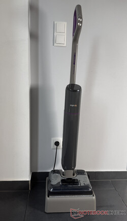 Eureka FloorShine 830 en su estación de recarga y autolimpieza.